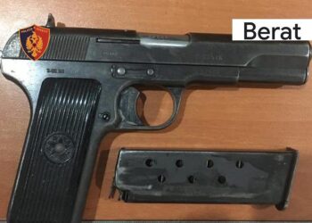 U konfliktua me të riun në Berat, 55-vjeccari arrestohet pasi qëlloi e armë në ajër