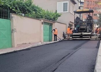 FOTOT/ Bashkia e Tiranës vijon ndërhyrjet për shtrimin e rrugëve brenda lagjeve