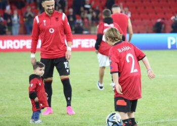 FOTOLAJM/ Djali i vogël i Edi Ramës “zbret” në fushë për Shqipërinë