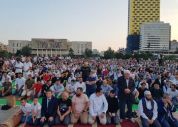 Besimtarët myslimanë kremtojnë Kurban Bajramin! Kreu i KMSH: Kosova të gjejë durimin për provokimet në veri