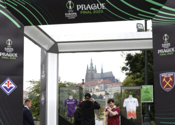 Sot luhet finalja e Conference League në Pragë, 20 mijë tifozë në stadium