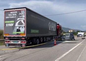 Trajleri përplaset me makinën, humb jetën punonjësi i policisë