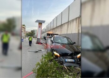 Aksident në Tiranë, Audi përplaset me pemën