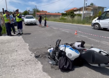 Po drejtonte motorin në gjendje të dehur, plagoset rëndë pas përplasjes me makinën