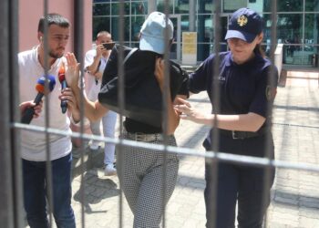 VIDEO+FOTOT/ Me çantë para fytyrës dhe kapele stil ‘69’, ja momenti kur Alma Kaçi del nga dyert e GJKKO