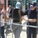 VIDEO+FOTOT/ Me çantë para fytyrës dhe kapele stil ‘69’, ja momenti kur Alma Kaçi del nga dyert e GJKKO