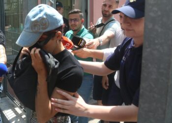 VIDEO+FOTOT/ Me çantë para fytyrës dhe kapele stil ‘69’, ja momenti kur Alma Kaçi del nga dyert e GJKKO
