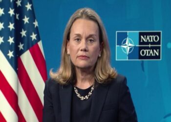 Tensionet në Veri/ Ambasadorja e SHBA në NATO: Të merren masa për të shtensionuar situatën, dialogu rruga e vetme!