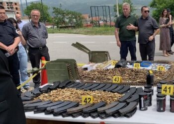 FOTO/ Ekspozohet armatimi i konfiskuar një automjetin me targa të Beogradit në Zveçan
