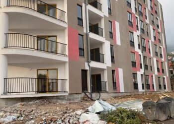 Aksidenti/ I zë ashensori poshtë në një pallat në ndërtim, plagosen 2 punëtorët në Krujë. Njëri turk