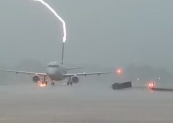 VIDEO/ Prag-tragjedie: Momenti tronditës kur rrufeja godet bishtin e një avioni