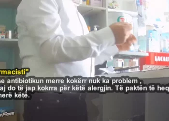 Skandali/ Babë e bir të palicencuar shesin barna në kioskë, brenda ambientit kryhen edhe injeksione