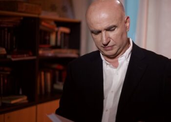 “Vuçiç e Albin Kurti po mbajnë njëri tjetrin”/ Baze: Kurti po mbjell frymën antiamerikane në Kosovë, Vuçiç po shpëton prej tij nga skandalet e brendëshme