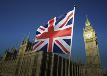 “Evitoni masat e njëanshme”, Britania e Madhe kërkon lirimin e tre policëve, mesazh për Kurtin dhe Vuçiçin