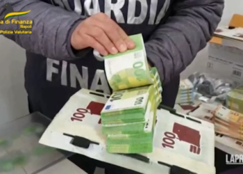 Prodhojnë dhe fusin në qarkullim 5 milionë euro, arrestohen 10 persona