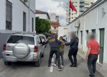 Mashtruan një shtetase çeke duke i marrë 28.000 euro, arrestohen tre persona nga Cërriku. Sekuestrohen një pjesë…!
