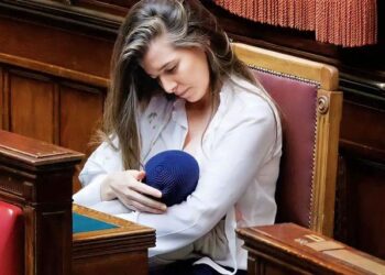 Ndodh për herë të parë/ Deputetja ushqen foshnjën me gji teksa voton në parlament