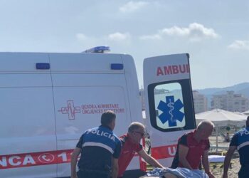 Adoleshenti rrezikon të mbytet në bregdetin e Lezhës, dërgohet me urgjencë në spital