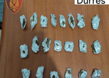 Shisnin drogë në lokalet e natës në plazhin e Durrësit, arrestohen 3 të rinjtë