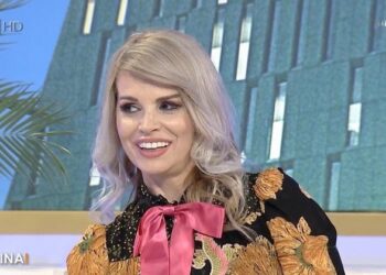 “Macja le të lahet, prapë do të thahet…”/ Ja kush është vajza e vogël që ka kënduar këngën e famshme