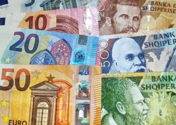 Sa humbasin familjet nga rënia e euros? Rreth 4 mijë lekë në muaj, për ata që marrin dërgesa nga emigrantët