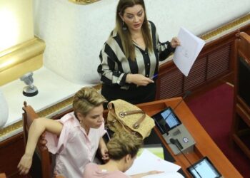 FOTOT/ Çfarë nuk u pa sot nga seanca e Kuvendit, Kryemadhi kokë më kokë me “sekretaren” e Berishës