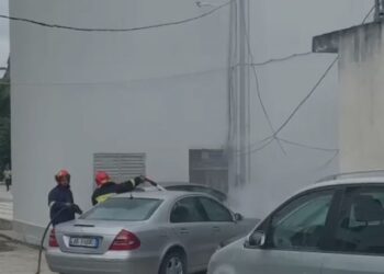 Momente paniku në qendër të Fierit, makina shpërthen në flakë sapo e ndez shoferi  (Video)
