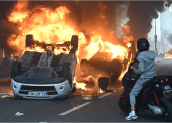 Parisi po “digjet”: Nuk ndalen protestat e dhunshme në Francë, vdes protestuesi 19-vjeçar