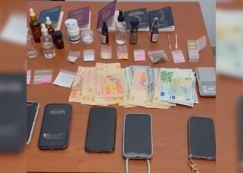 Erdhën turistë, arrestohen si shpërndarës droge: Të huajt shisnin lëndë narkotike sintetike në festat e organizuara në Dhërmi