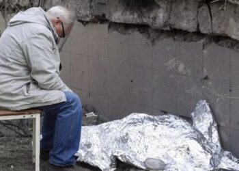 Sulmet ruse në Kiev, mes tre të vdekurve një vajzë e vogël! Fotografia e gjyshit të dëshpëruar shokon ‘rrjetin’