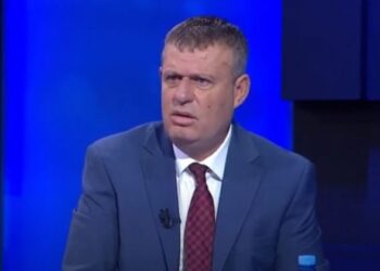 Hajdari për marrëdhëniet e Kosovës me SHBA e BE: Kurti duhet të bëjë një “mea culpa” të madhe. Vuçiçi do një këmbë në bakllava e një në kadaif