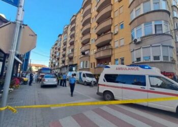 Ngjarja e rëndë në Kosovë: Nëna tenton të hedhë nga ballkoni djalin 6-vjeçar. Shpëtohet nga ekipet e emergjencës