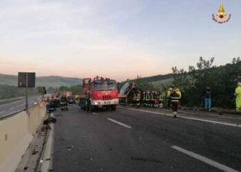 Aksident i rëndë në Itali/ Autobusi përplaset me 5 makina, 1 i vdekur dhe 14 të plagosur