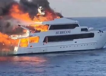 VIDEOLAJM/ Jahti luksoz shpërthen në flakë në mes të detit në Egjipt, 3 turistë britanikë të zhdukur