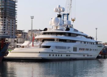 Jahti super luksoz 300 milionë dollarësh mbërrin në Portin e Durrësit