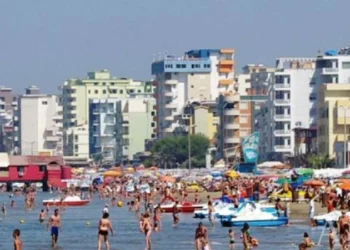 Shtrenjtohet paketa turistike në Durrës, operatorët turistikë: Po punojmë me kapacitet të plotë