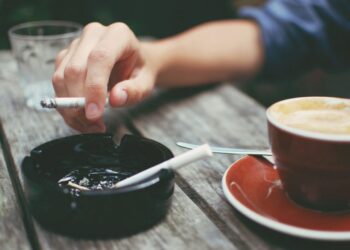 Rriten importet e kafesë, bien të cigareve; Shqiptarët po kursejnë për pushime, është shtuar konsumi nga turistët