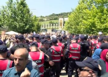 Dy kordonë policie për protestën në Manzë, muxhahedinët përplasen me efektivët
