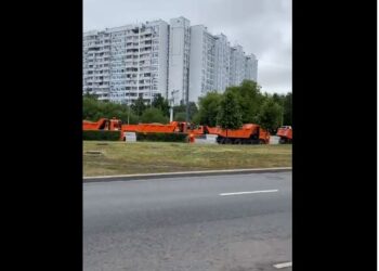 VIDEO/ Autokolona e Wagner marshon drejt Moskës, hyrja e kryeqytetit rus blindohet nga kamionë me rërë