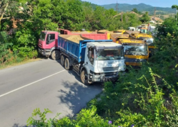Rriten tensionet në Veri/ Serbët bllokojnë hyrjen e kamionëve nga Kosova, nuk i lejojnë të kalojnë në Serbi
