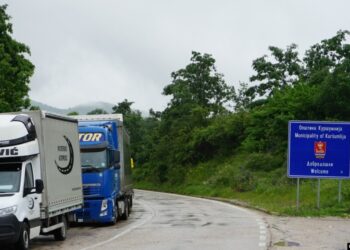 Kosova bllokon makinat me targa serbe, radhë të gjata në pikat kufitare