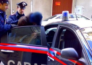 Prangoset menjëherë/ Shqiptari në Itali rreh brutalisht shokun e verbër, i thyen krahët dhe brinjët!