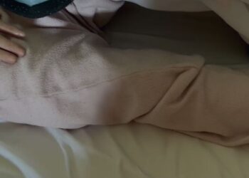 Burri nga Korça dhunon gruan për një gotë vaj, i theu këmbën dhe e mbajti në shtëpi