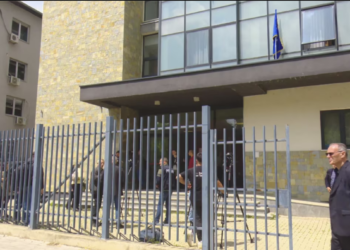 Një ditë pas lirimit të 3 policëve, sulmohet me granatë dore komuna e Mitrovicës së Veriut