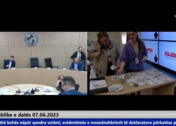 VIDEO/ Gjatë mbledhjes së KAS, relatori ndërpret seancën: Po na vendos policia bashkiake gjoba, duhet të lëviz makinën