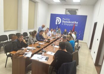 FOTO-LAJM/ Zgjedhja e kryetarit të ri, vijon prej afro dy orësh mbledhja e kryesisë së PD