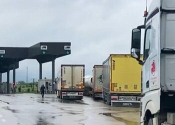 Ndalimi i kamionëve të mallrave nga Serbia, radhë e gjatë mjetesh në Merdare, në kufi me Kosovën