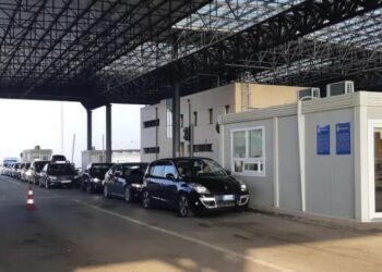Pas rrëmbimit të tre policëve, qeveria e Kosovës ‘blindon’ kufirin: Ndalohet hyrja e automjeteve me targa serbe