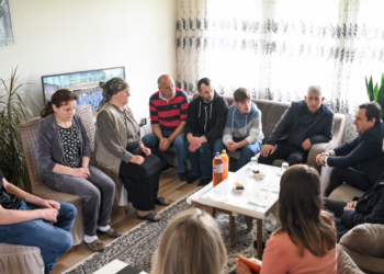 Kurti viziton familjarët e tre policëve të arrestuar nga forcat serbe në veri të Kosovës