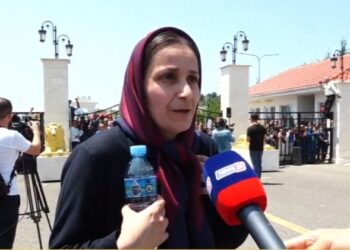“Më vranë shokun e ngushtë”/ Anëtarja e MEK akuza policisë: Thyen dyert, na morën kompjuterët